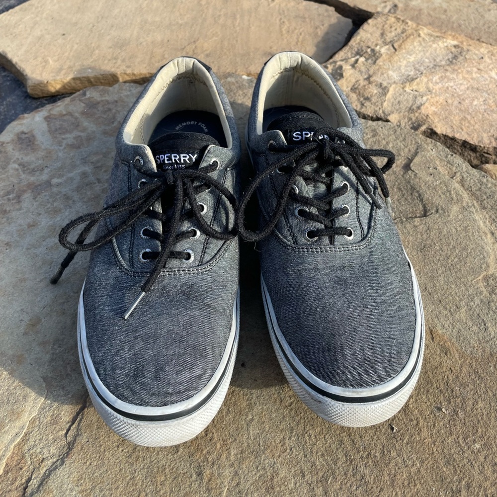 Men’s Sperry top sider memory foam sneakers in very good condition